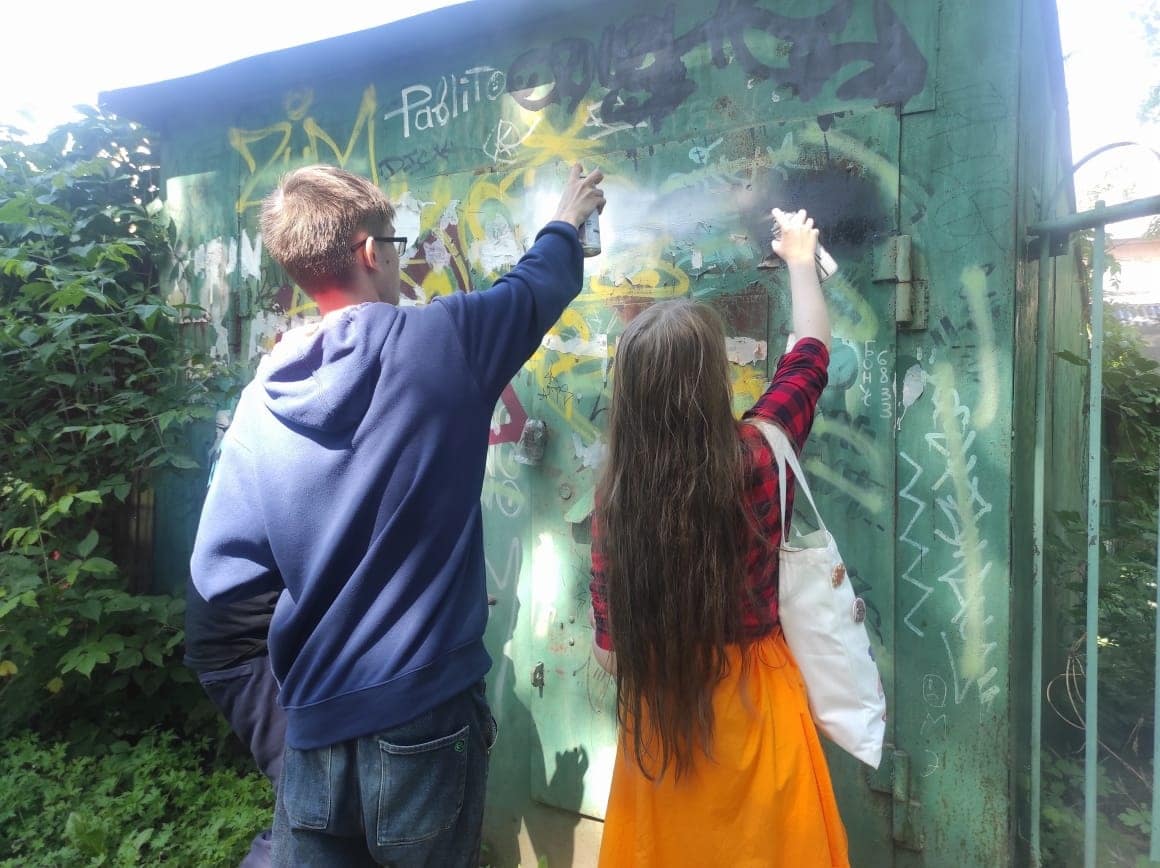 В Костроме подростки закрасили смертоносные граффити