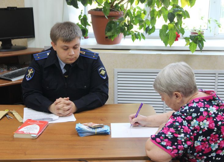 Костромские полицейские вернули полмиллиона рублей обманутой старушке