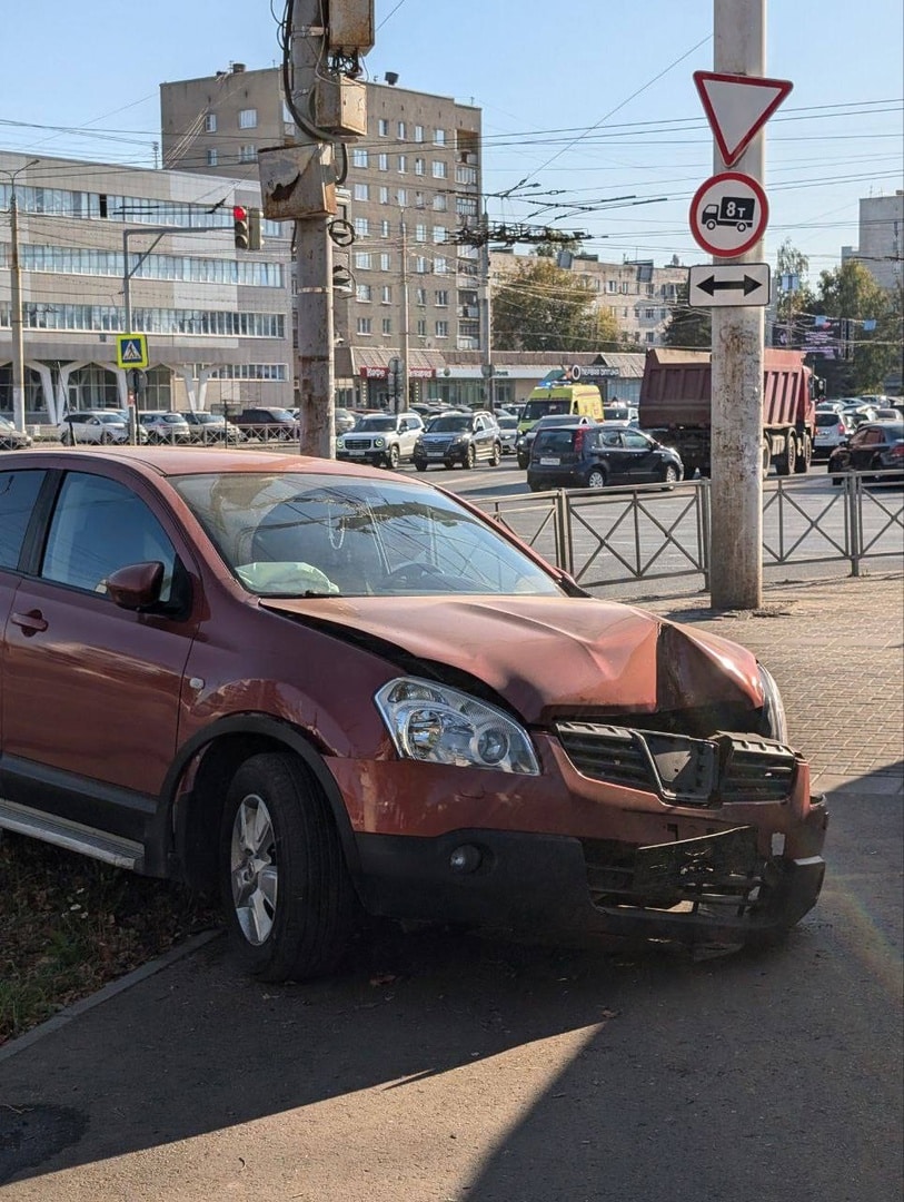 В Костроме иномарка вылетела на тротуар у больницы