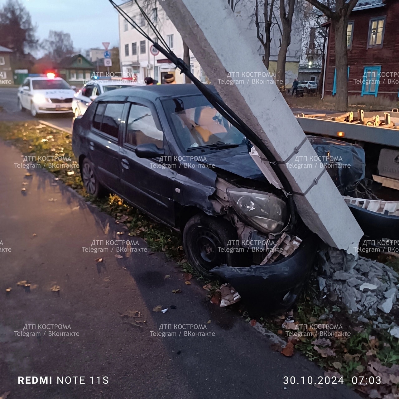 В Костроме ранним утром иномарка врезалась в столб у торгового центра