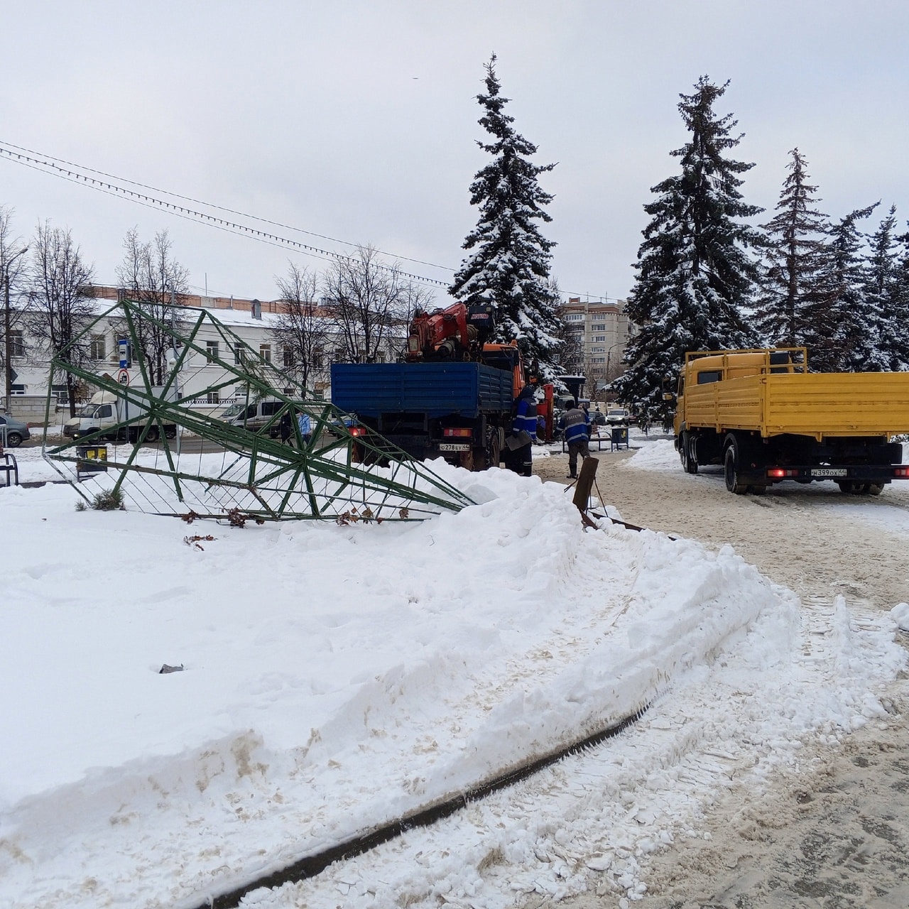 В Костромской области начинают официально "зажигать" новогодние елки