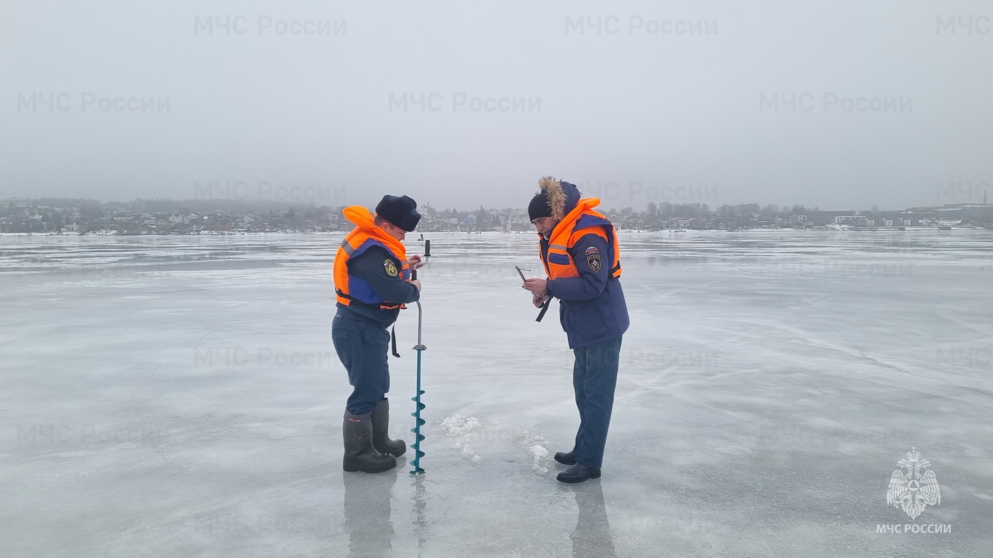 В Костроме отчаянные рыбаки не желают покидать лед водоемов