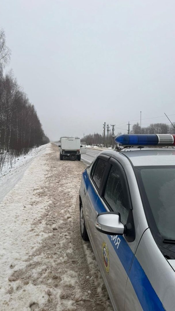 Костромские автоинспекторы выручили застрявшего на трассе водителя