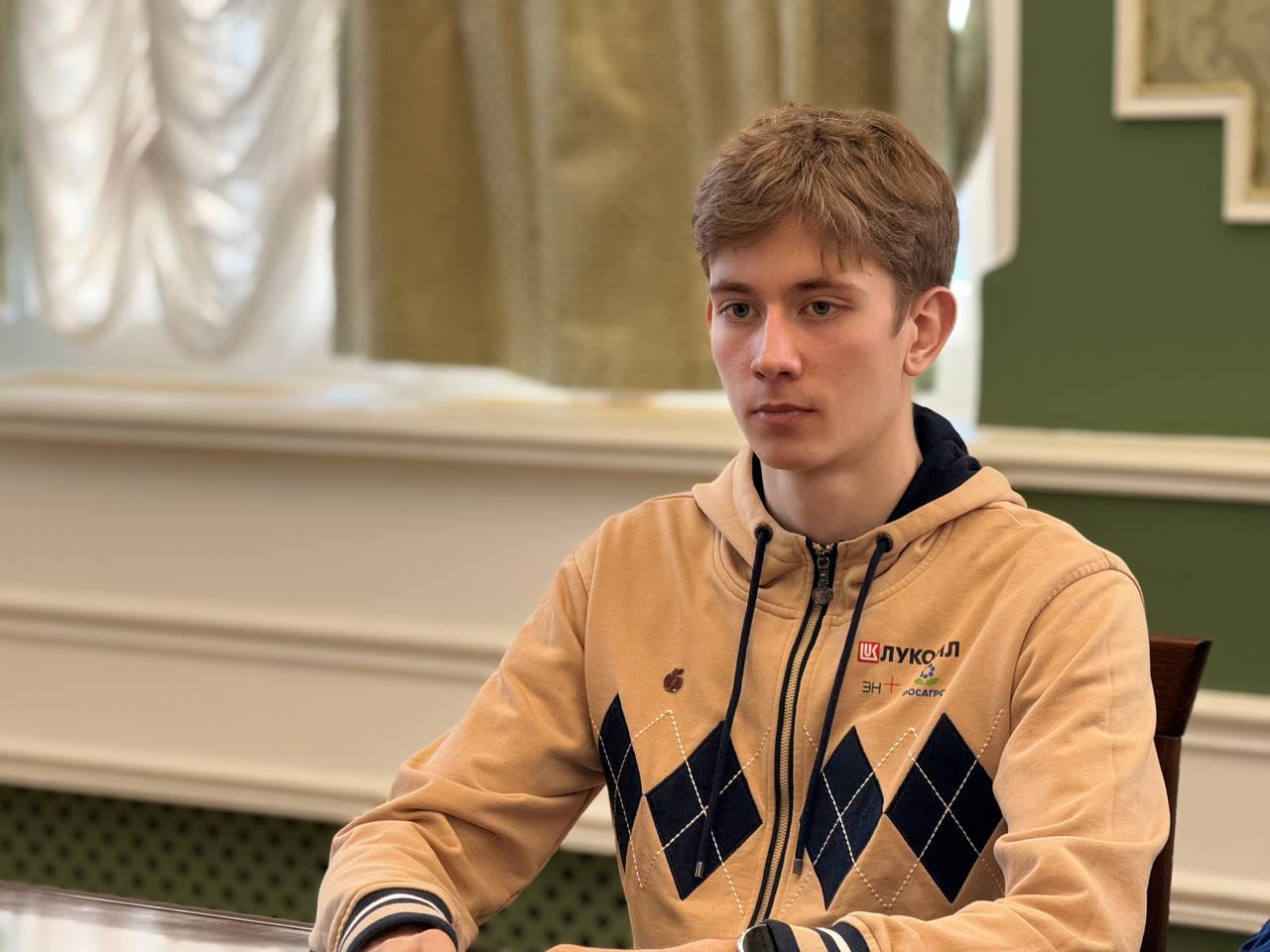 Сергей Ситников вручил 18-летнему костромскому лыжнику знак мастера спорта