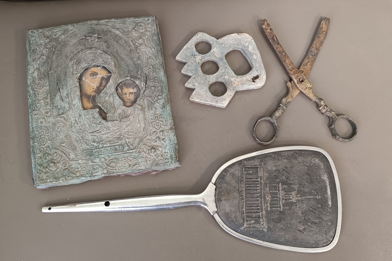 Древний кастет, дореволюционную водку и слюнявые монеты нашли в Костроме