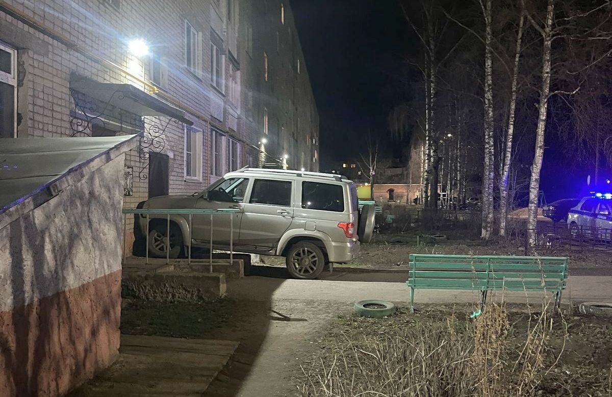 Костромич на УАЗе загадочно влетел в подъезд многоэтажки
