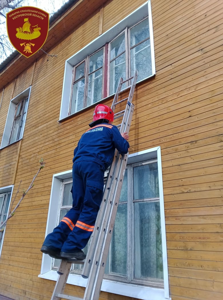 Костромские спасатели вызволили пожилых людей из запертых квартир