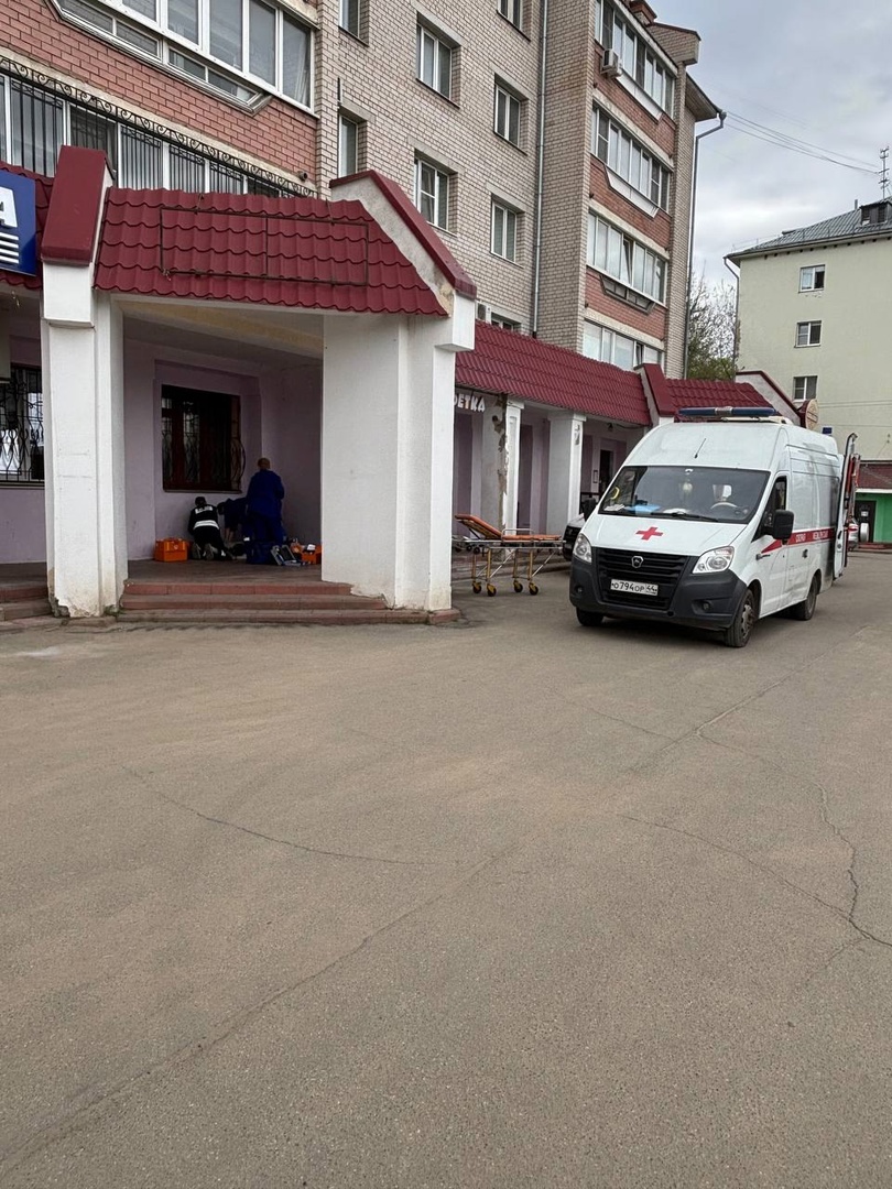 В Костроме у ЖД вокзала мужчина упал без сознания