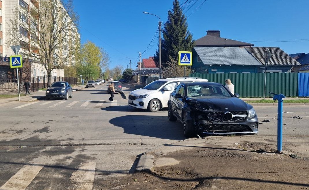 В Костроме иномарка протаранила другую на "зебре"