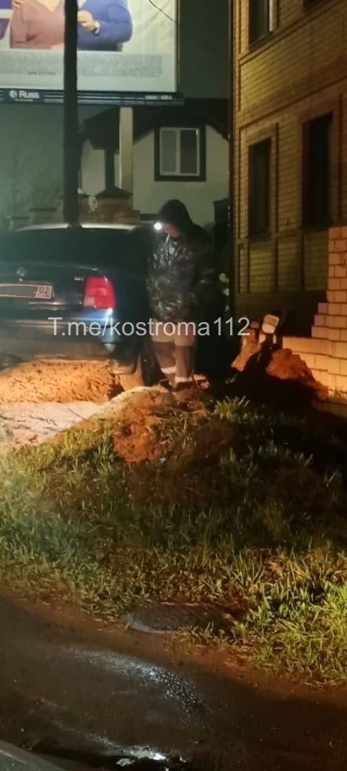 В Костроме вновь автомобилист влетел в забор на Северной правды