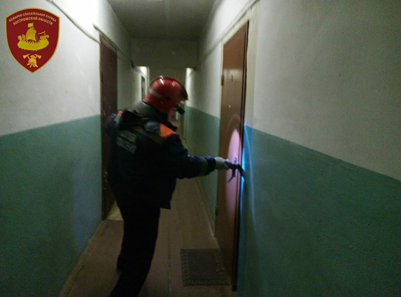 Костромские спасатели вызволили пожилых людей из запертых квартир