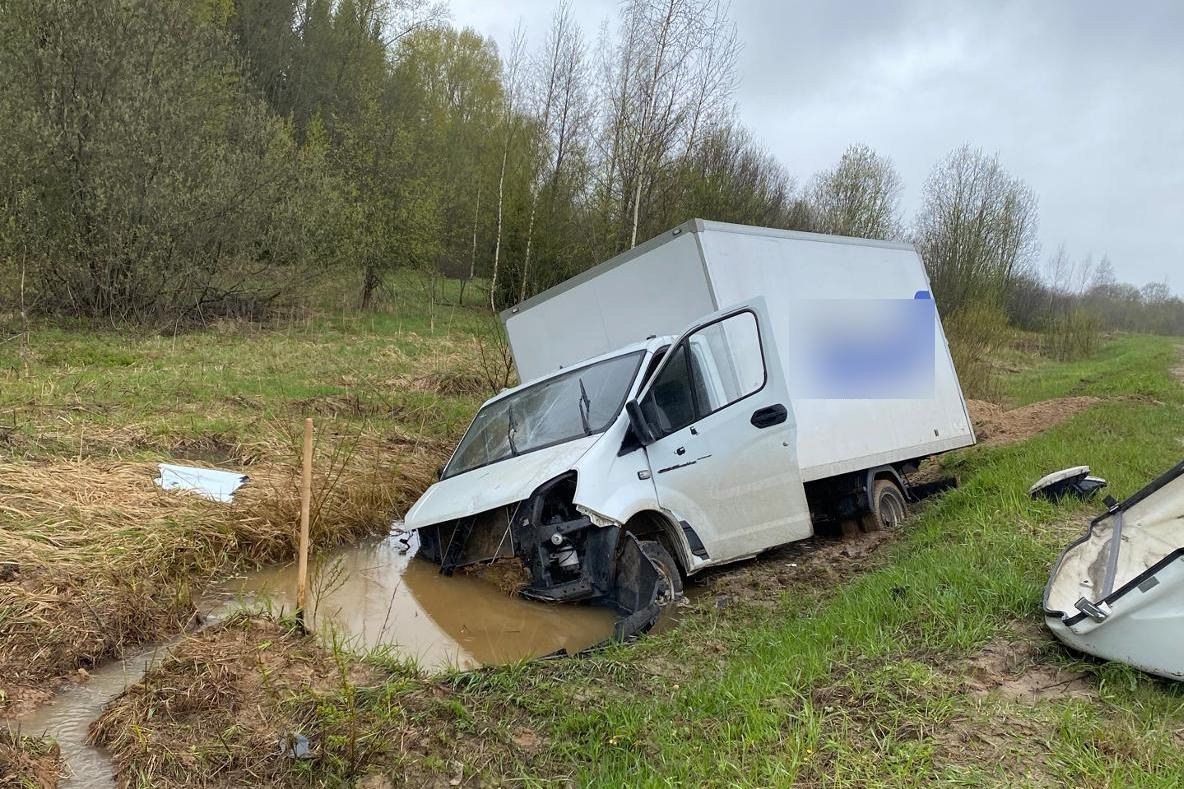 Молодой водитель грузовика улетел в кювет на костромской трассе