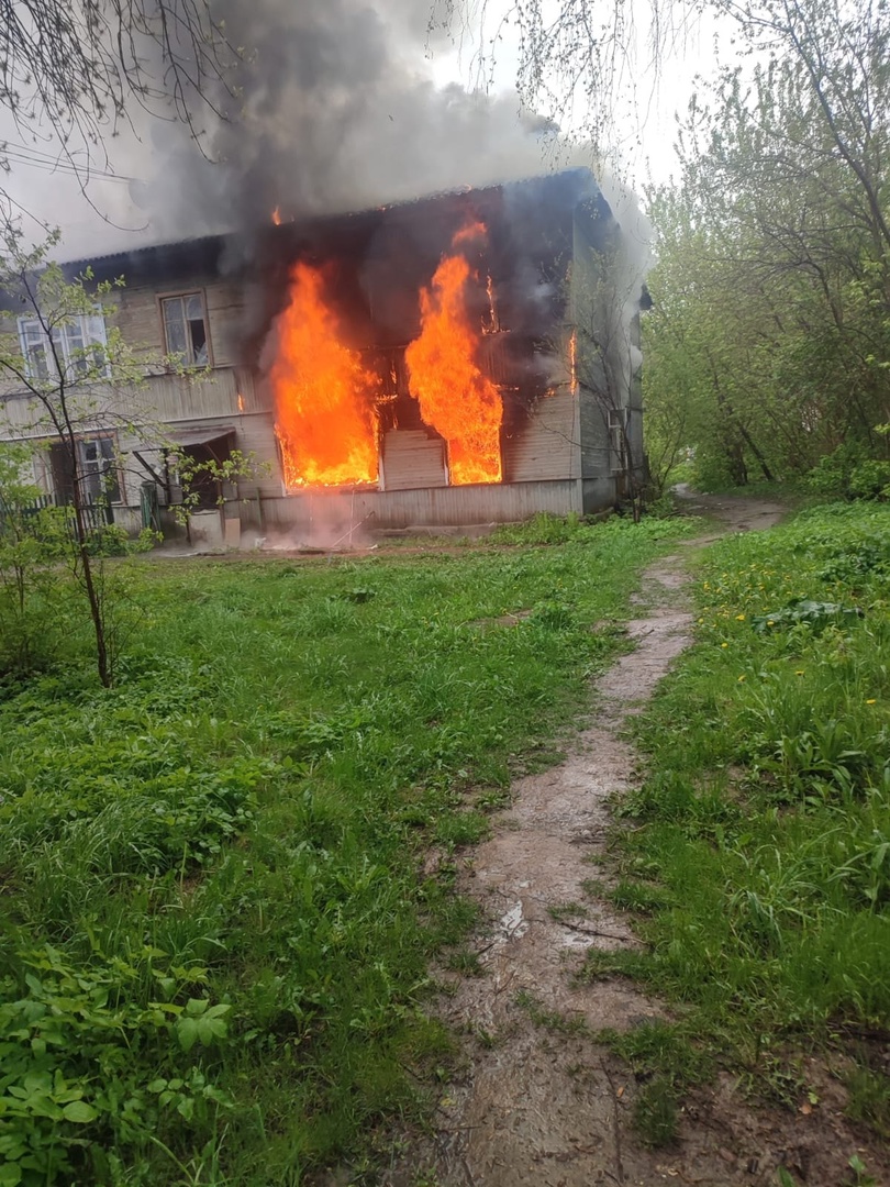 В Костроме в Первомайском горит деревянная двухэтажка