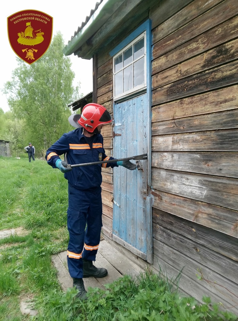 За закрытыми дверями: костромские спасатели обнаружили два трупа