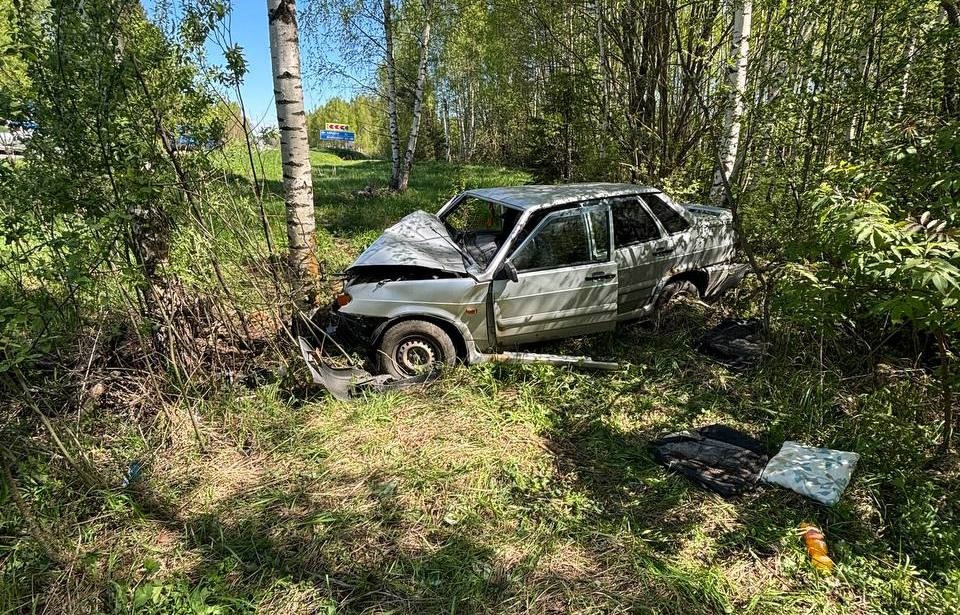 Автоледи на Ладе влетела в березу под Костромой