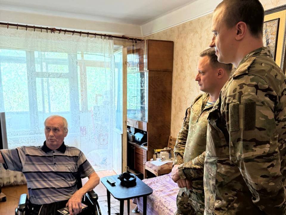 Костромские десантники поздравили ветеранов Луганска с юбилеем Победы