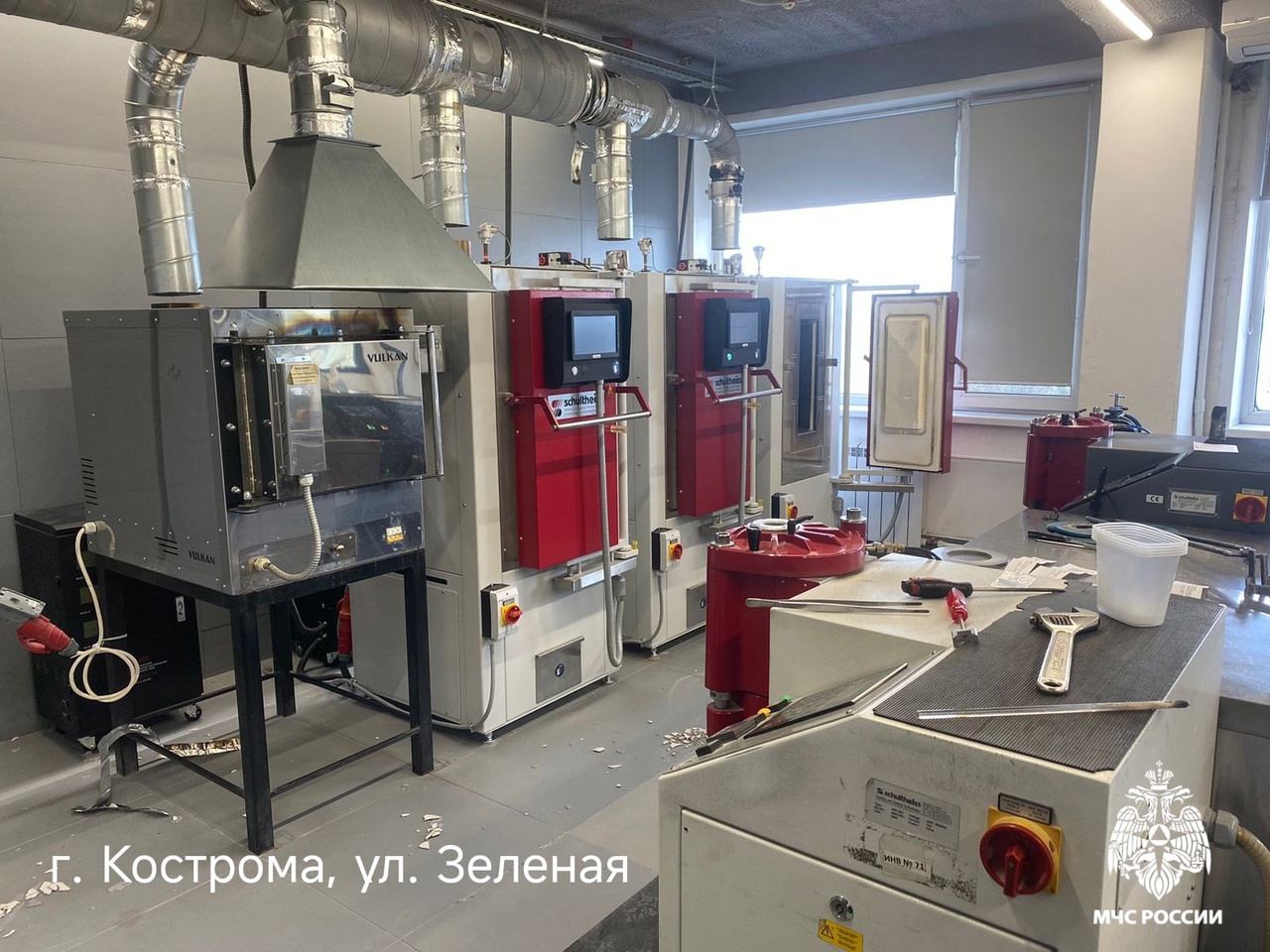 150 человек эвакуировались из загоревшегося в Костроме производства