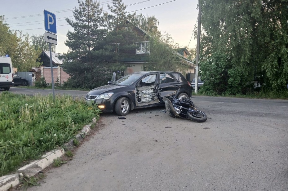 Водитель иномарки сбил байкера на повороте в Костроме