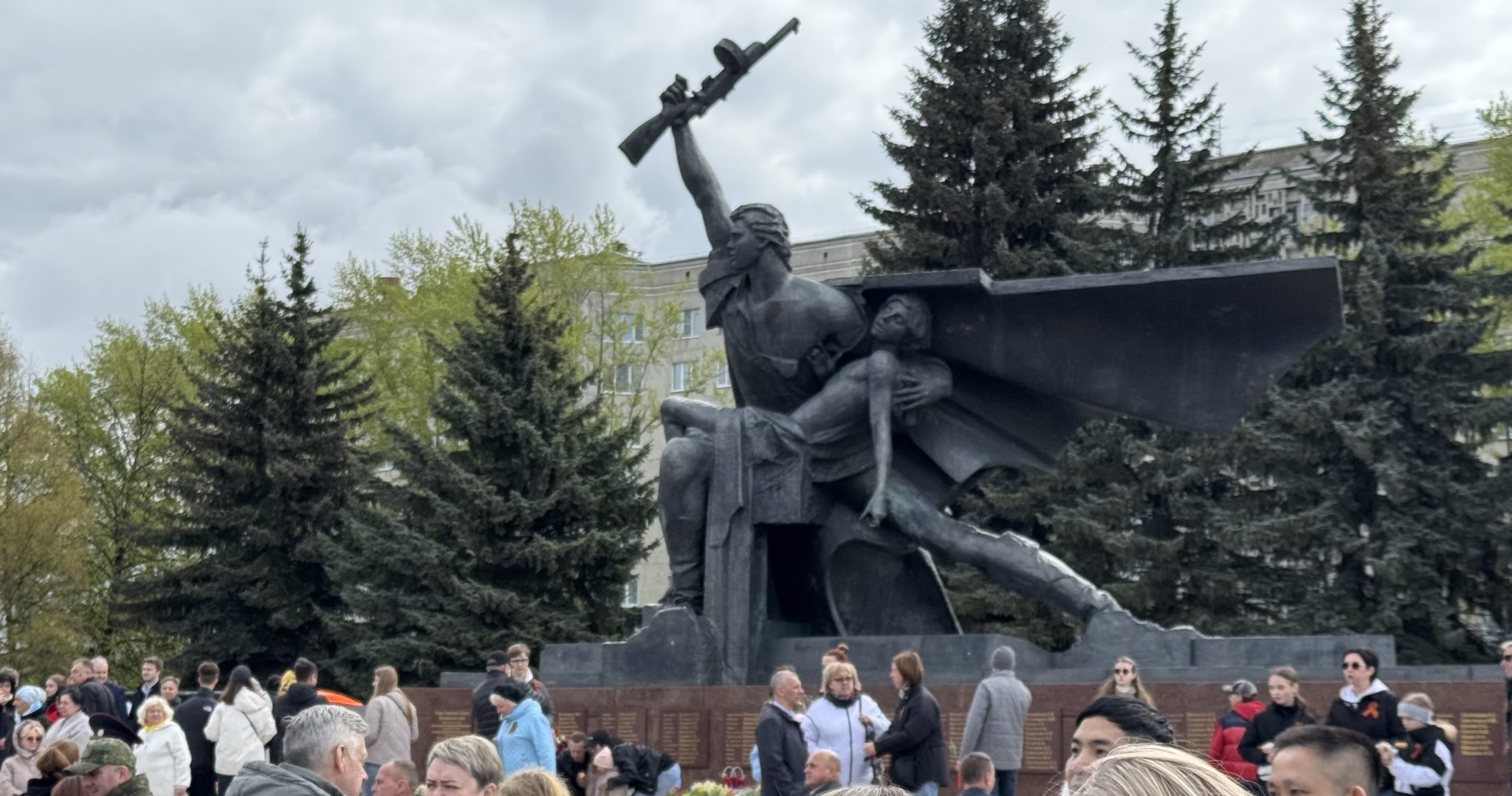 Костромичи собрались на площади Мира в День 80-летия Победы