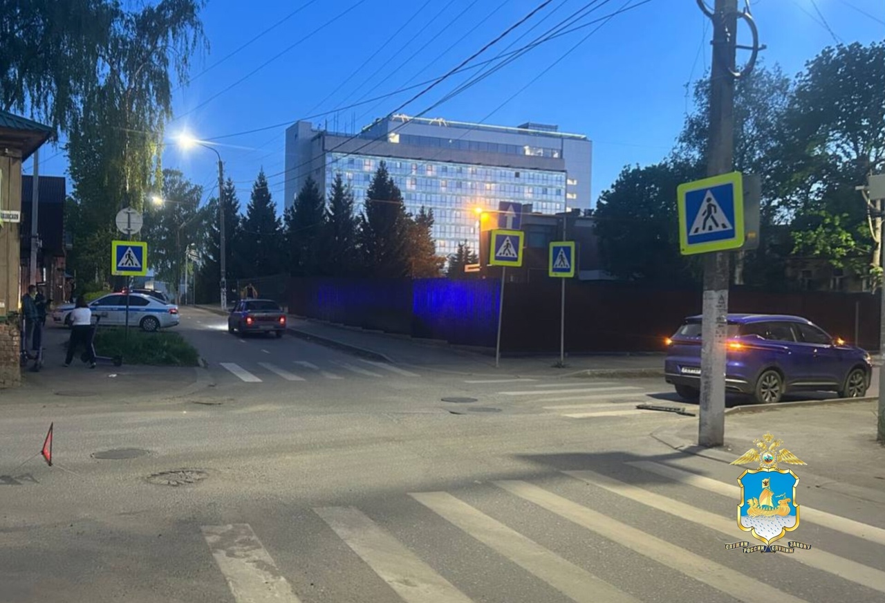 В Костроме подросток на электросамокате влетел под колеса иномарки