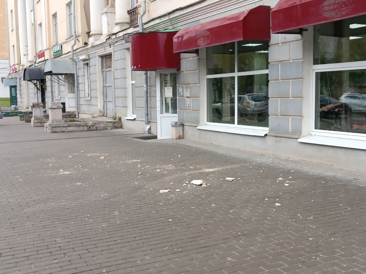 В центре Костромы с фасада здания падают убийственные камни