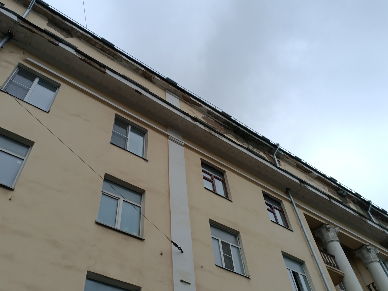 В центре Костромы с фасада здания падают убийственные камни