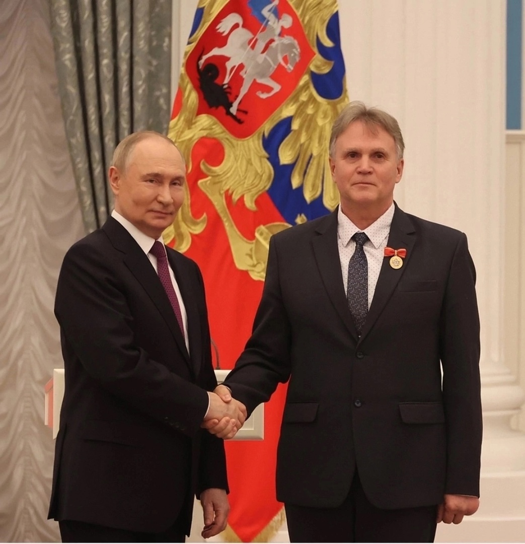 Президент Владимир Путин наградил директора костромской школы