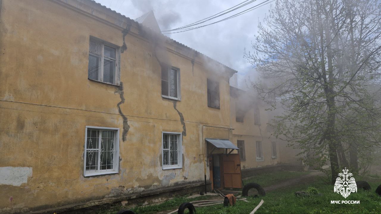 В Костроме эвакуируют людей из горящего дома