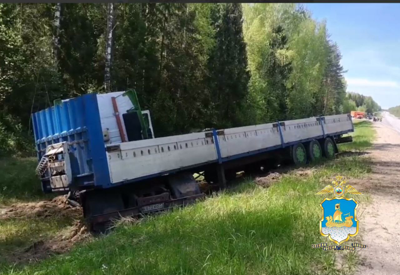 Есть погибшие: на костромской трассе фура разбила две иномарки