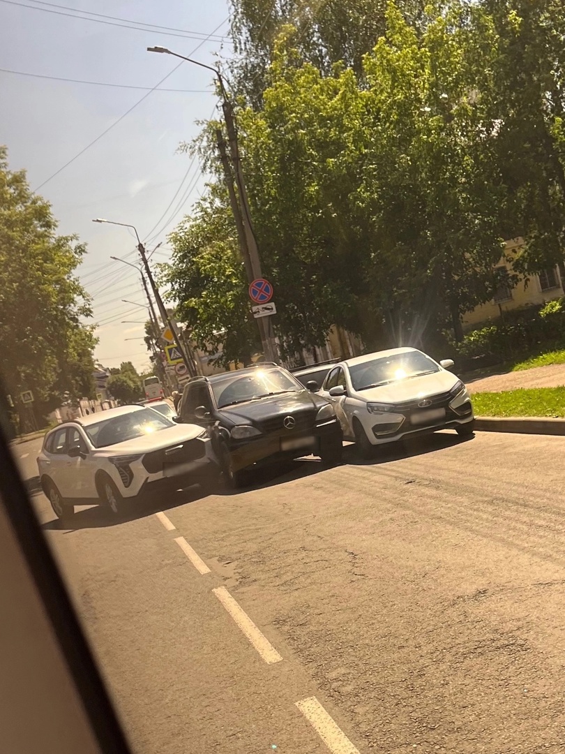 Как в анекдоте: русская, немецкая и китайская машины впечатались друг в друга в Костроме