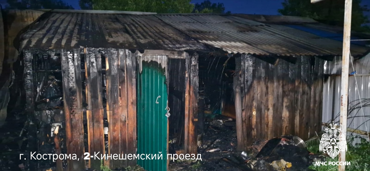 УАЗ, снегоход, два мопеда: в костромской деревне горел гараж