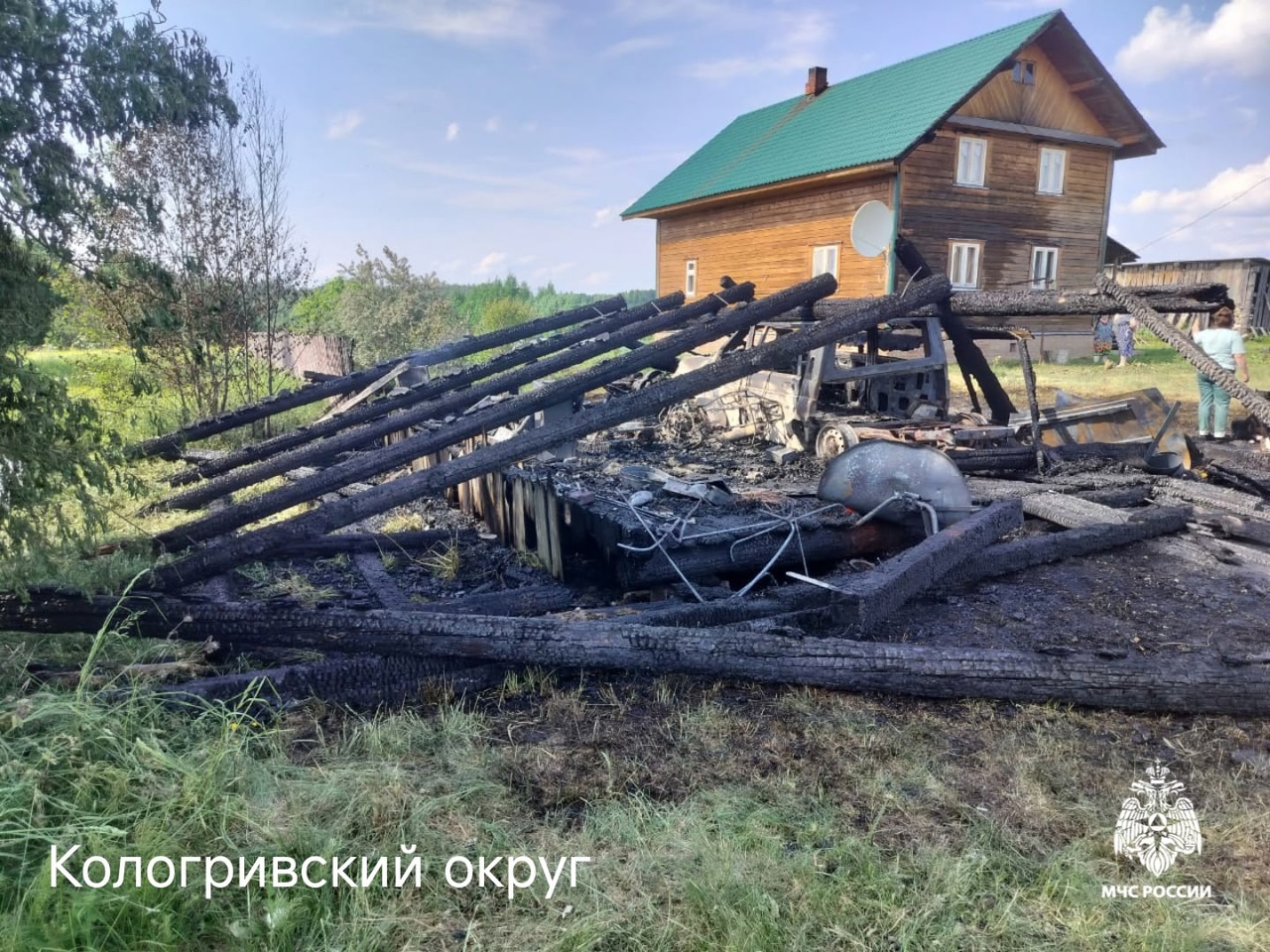 УАЗ, снегоход, два мопеда: в костромской деревне горел гараж