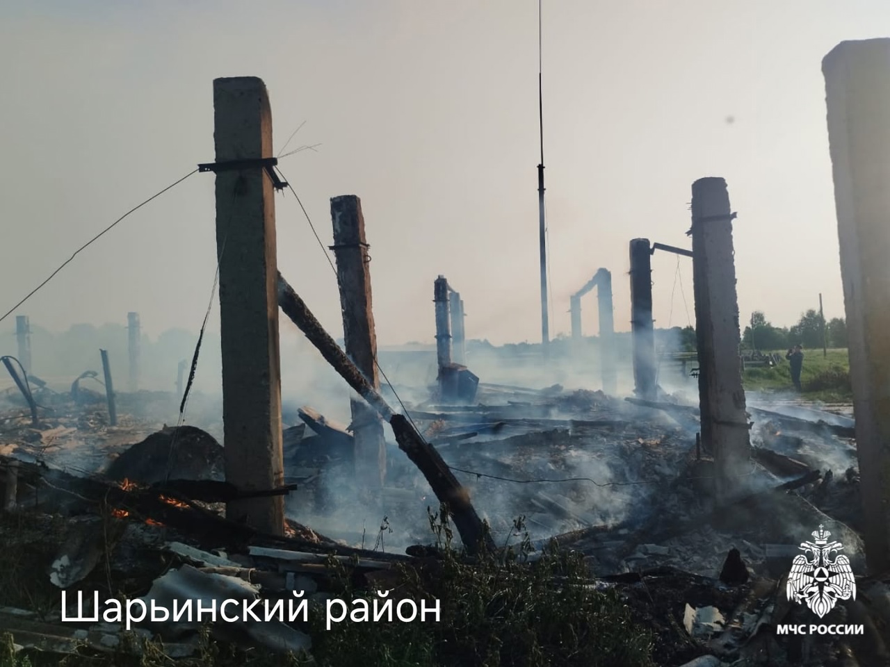 УАЗ, снегоход, два мопеда: в костромской деревне горел гараж