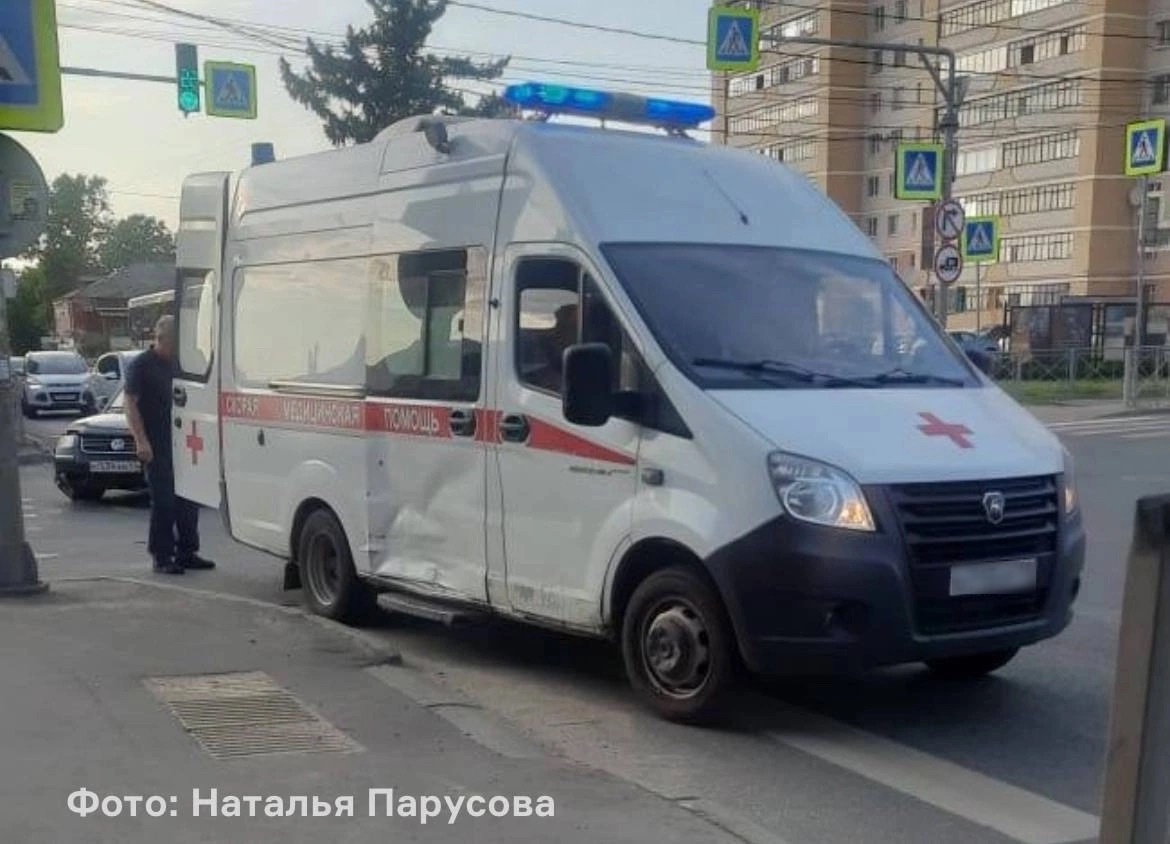 Водитель иномарки впечатался в "скорую помощь" в Костроме