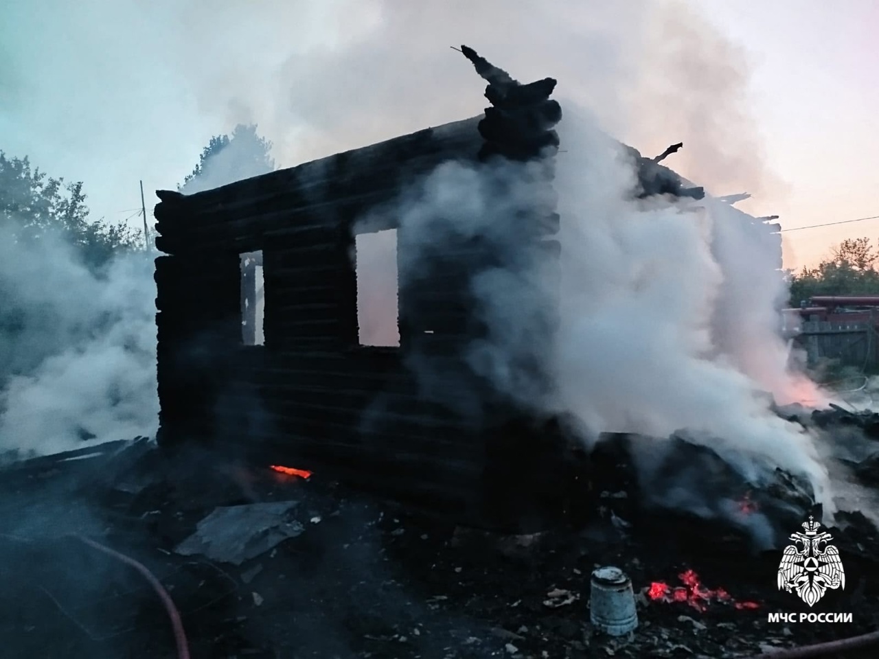 Неизвестные подожгли заброшку под Костромой