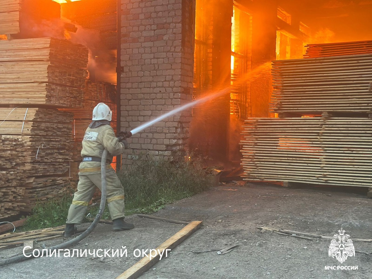 В Костромской области пожар уничтожил огромный лесопильный цех