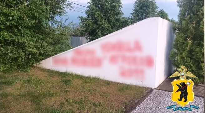 Костромской вандал изуродовал мемориал погибшим хоккеистам "Локомотива" под Ярославлем