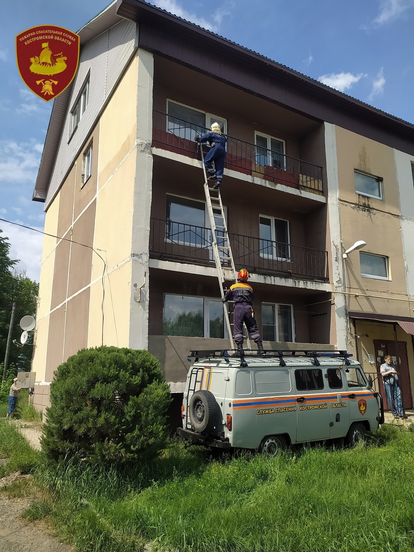 Двух костромских пенсионерок спасатели доставали из закрытых квартир