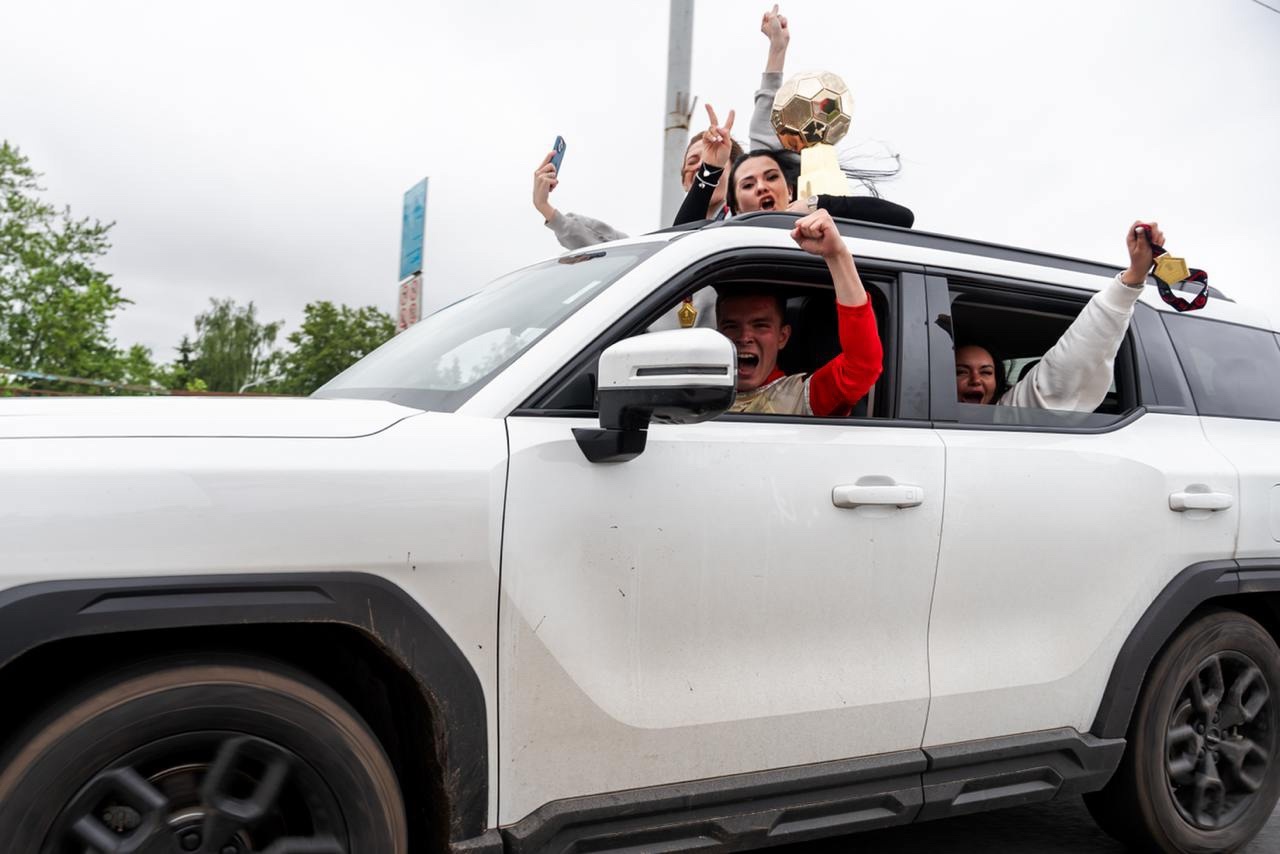 Победный автокортеж в честь чемпионства костромского "Спартака" собрал вереницу машин