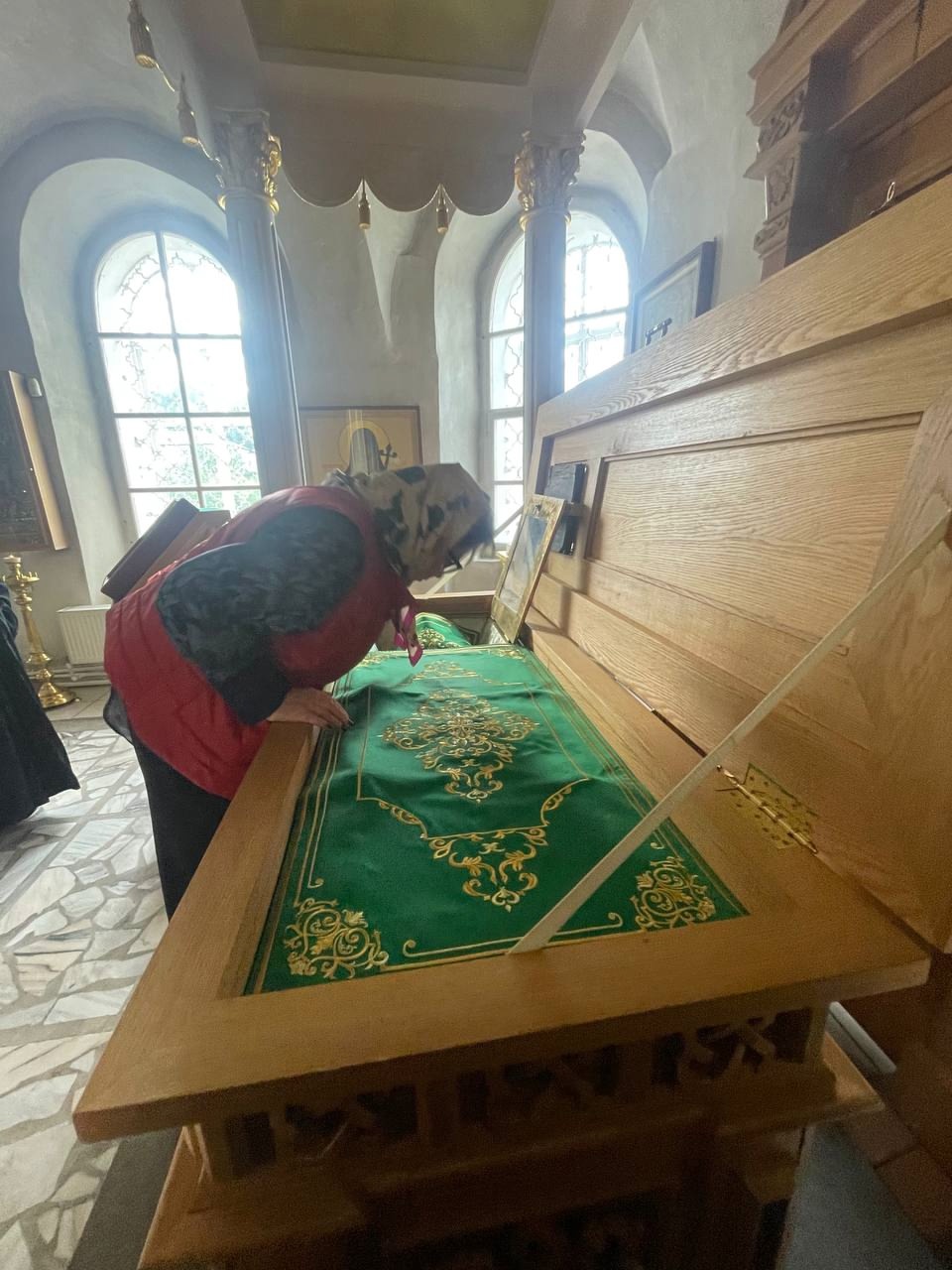 Надежда Бабкина поклонилась святым мощам в костромском храме