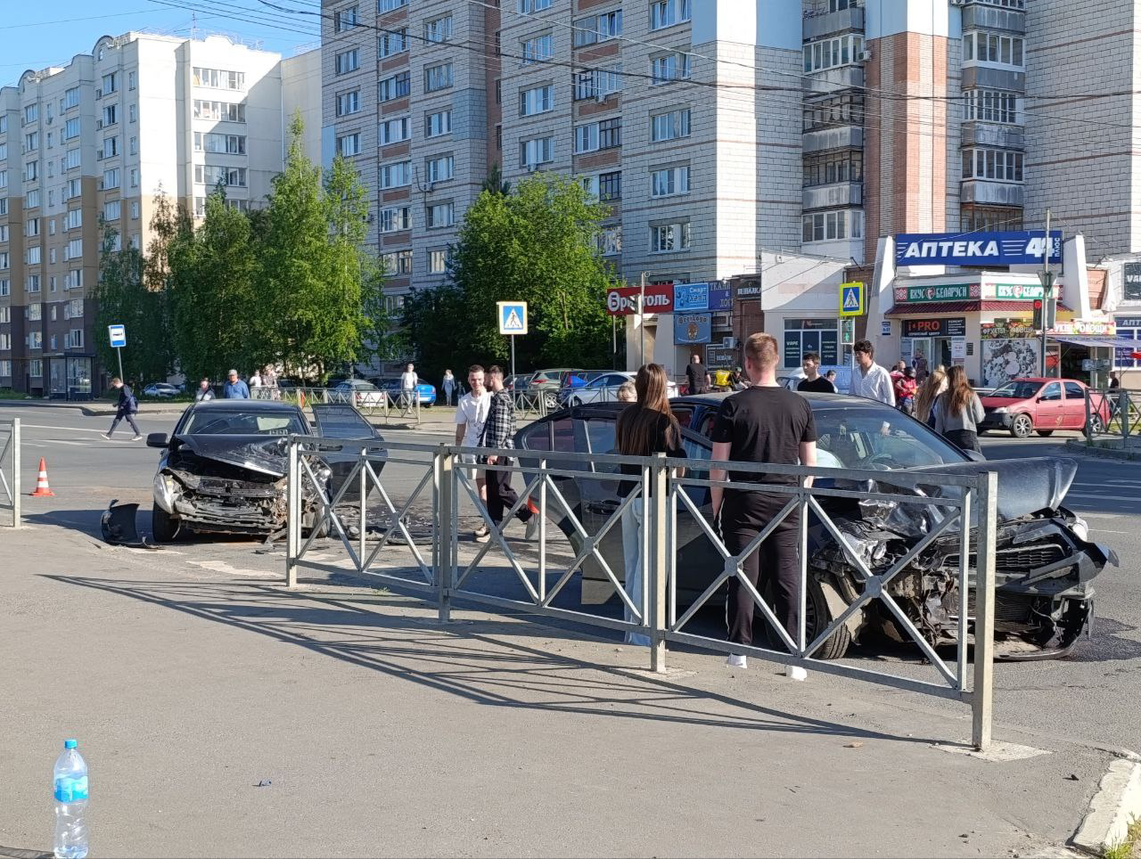 Два темных седана столкнулись у костромского ТЦ «Эльдорадо»