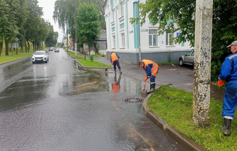 Угроза затопления: в Костроме усиленно чистят ливневки