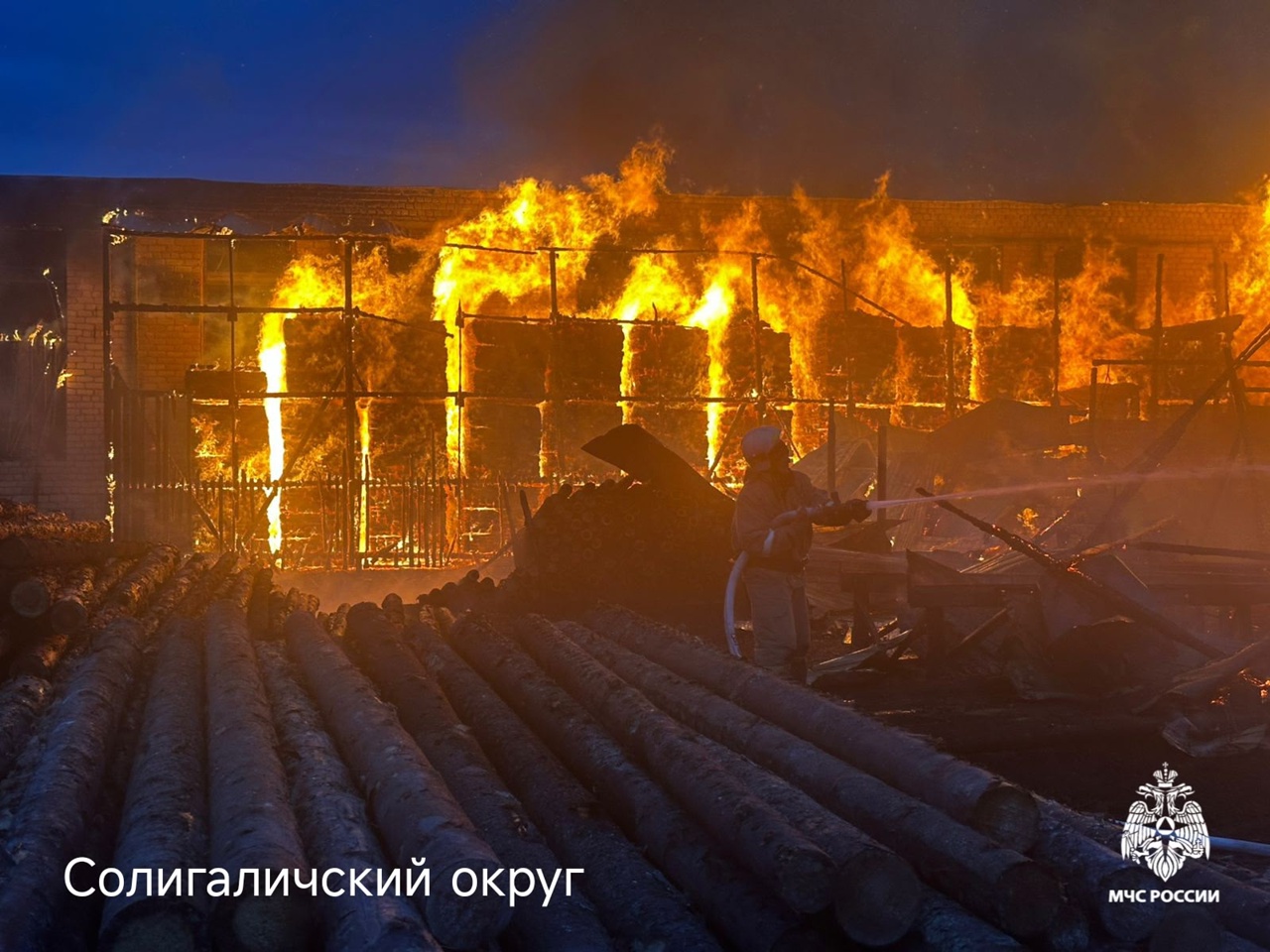 В Костромской области пожар уничтожил огромный лесопильный цех