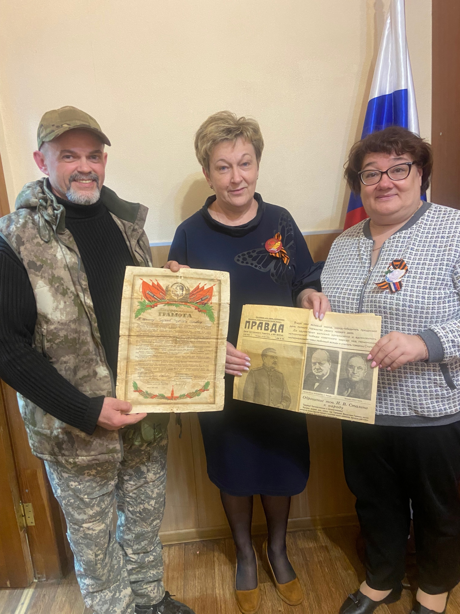 Внук маршала Новикова подарил костромскому школьному музею уникальные экспонаты