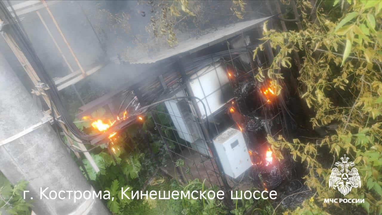 Сотовая вышка и два дома горели в Костромской области