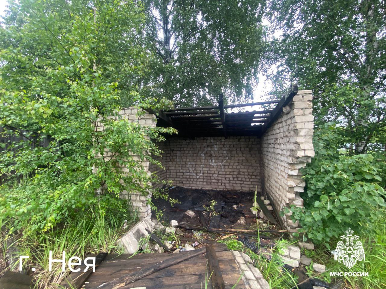 Сотовая вышка и два дома горели в Костромской области