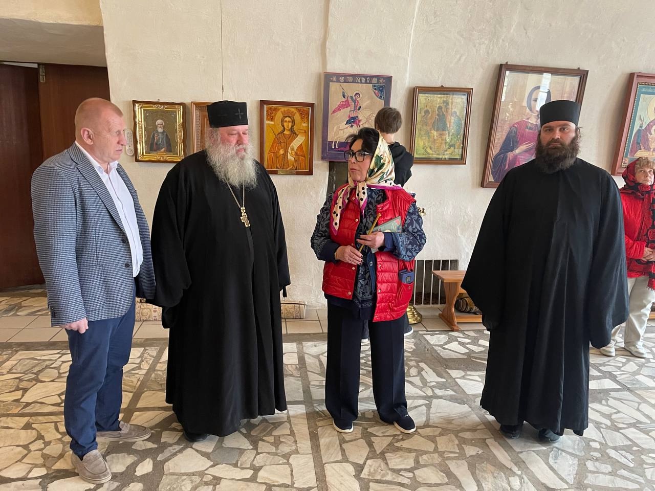 Надежда Бабкина поклонилась святым мощам в костромском храме