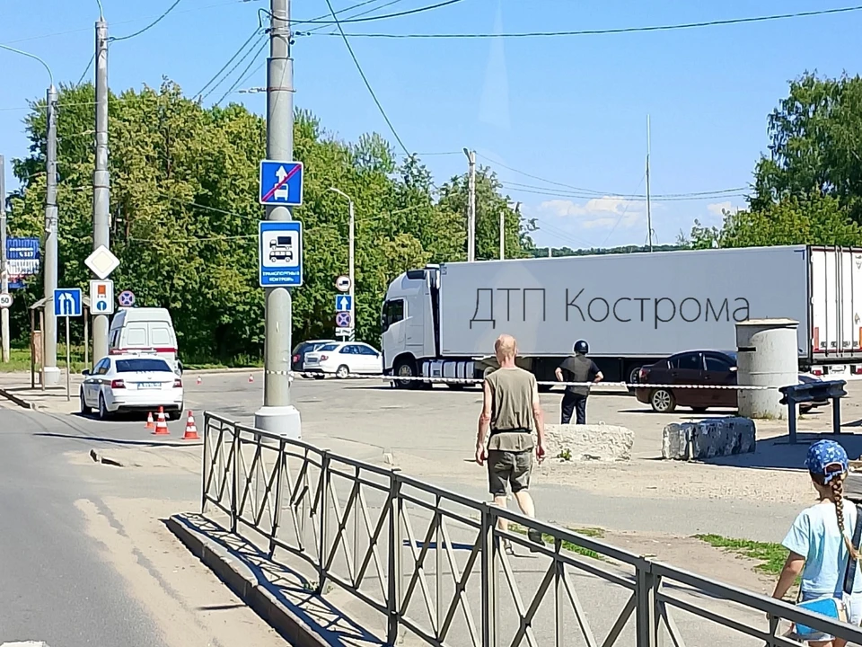 Грузовик оцепили перед костромским мостом через Волгу