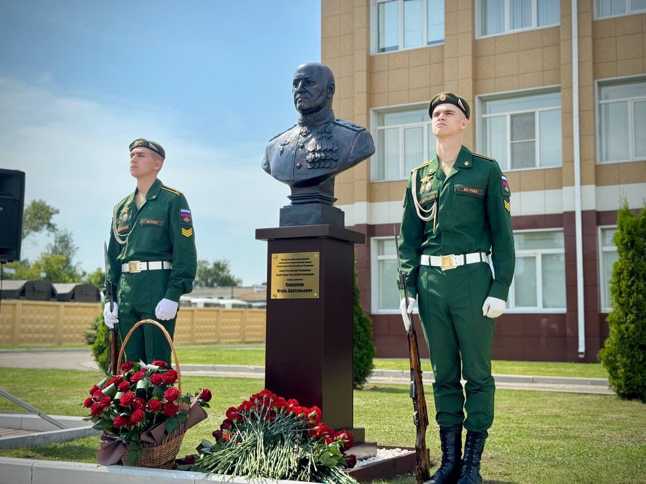 Памятный бюст погибшего в теракте Игоря Кириллова открыли в Костроме