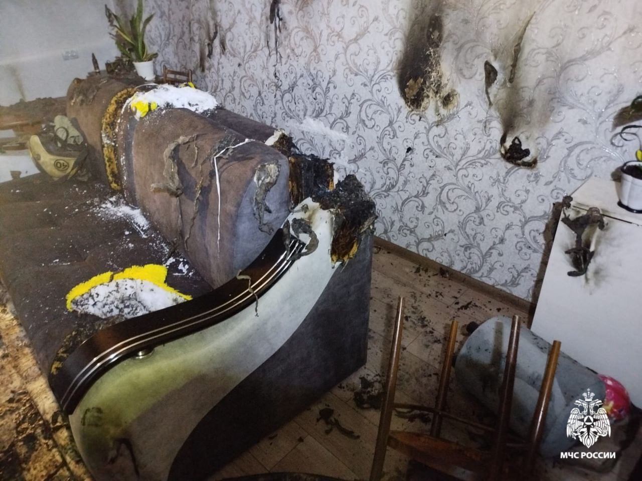 Полыхающую квартиру тушили подручными средствами в костромском райцентре